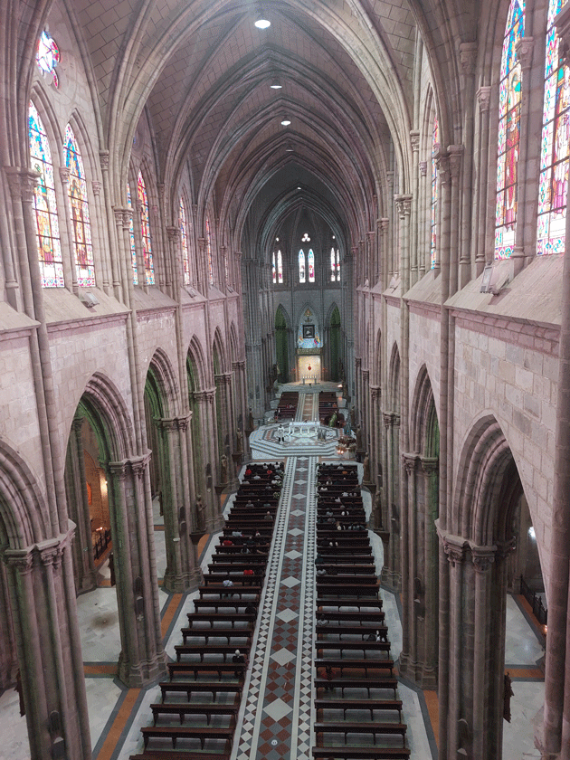 Interior de La Basílica del Voto Nacional