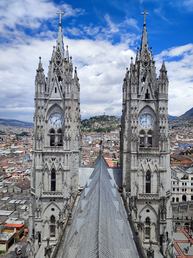Vista de las torres de la Basílica del Voto Nacional.jpg