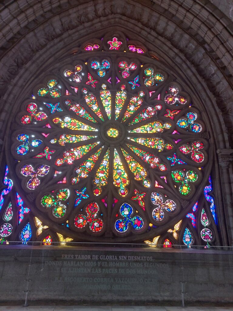 Vitrales tipo rosetones Basílica del Voto Nacional